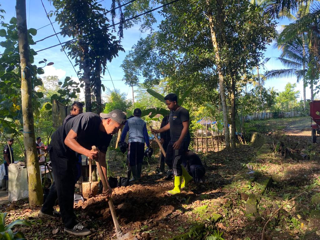 Giat Jumat Krida, Gotong Royong Bersih-Bersih dan Menata Tanaman Toga